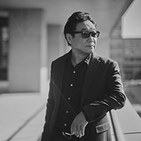 ���R ���M